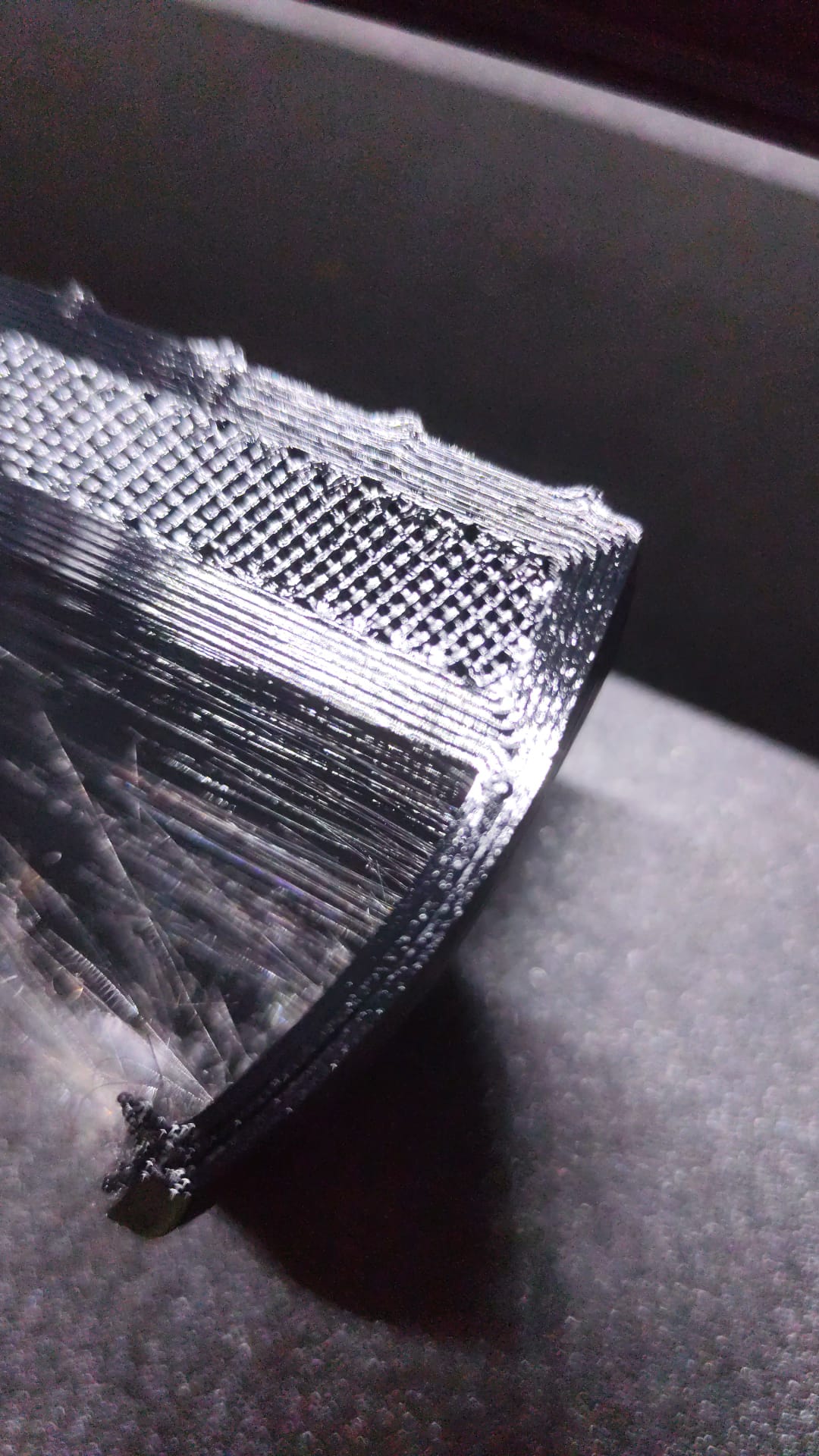 Detalle macro de una herradura impresa mostrando capas y relleno interno